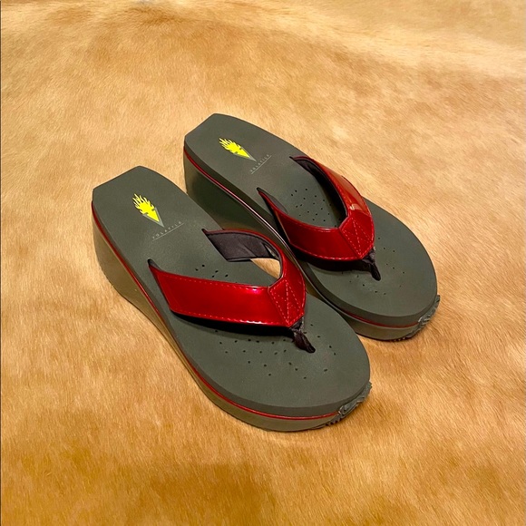 Volatile sandals